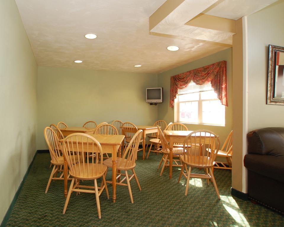 Knights Inn & Suites St. Clairsville Bagian luar foto