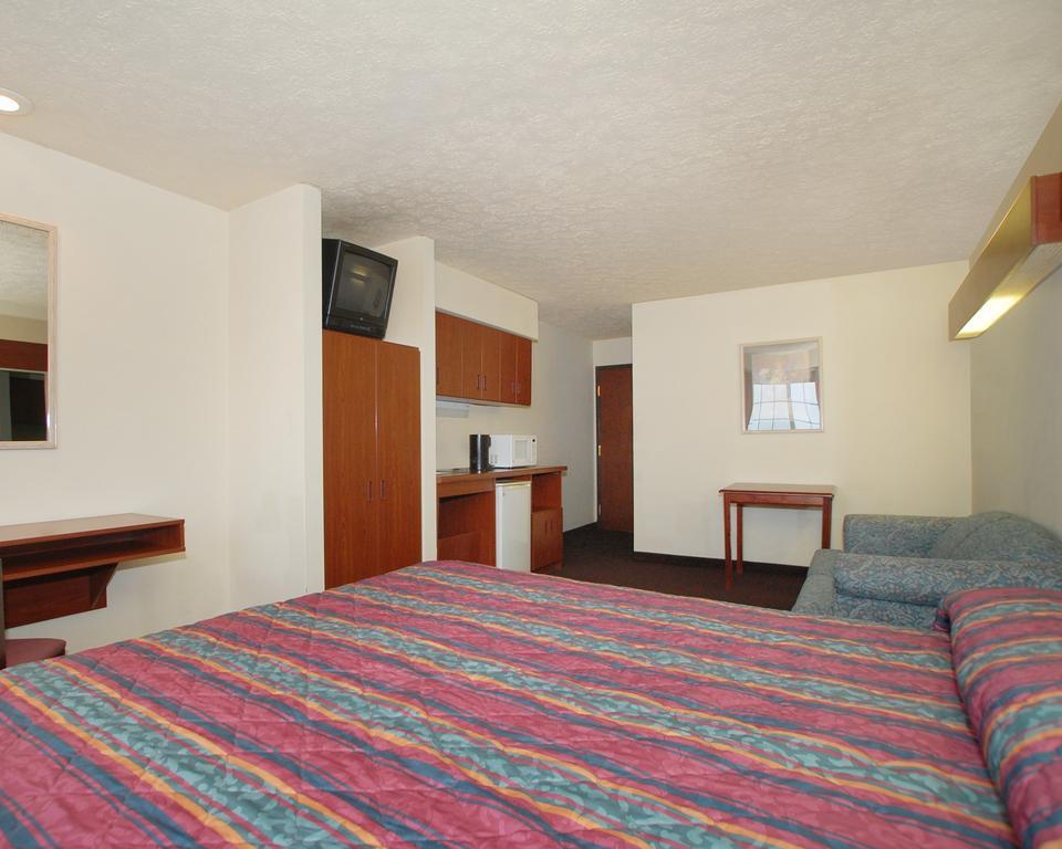 Knights Inn & Suites St. Clairsville Bagian luar foto